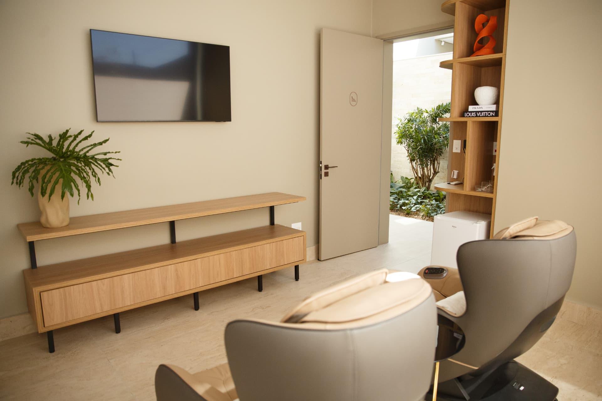 Sala de espera com poltronas e TV